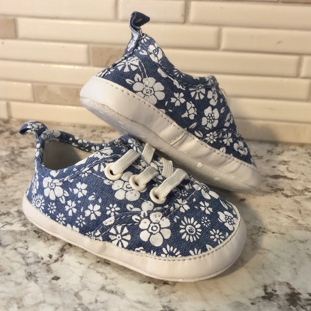 Gap baby girl crib shoes - Size 6-12M